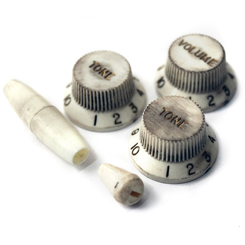[PK0175-AGED] HOSCO® KIT DE BOUTONS TYPE STRAT® ÉCRITURES DORÉES / BLANC VIELLI
